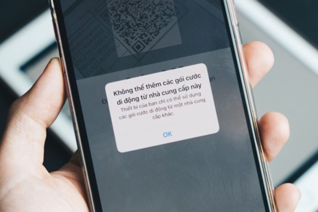 iPhone Lock là gì? Sự thật về rủi ro cắt vỏ độ khay SIM và chi phí ẩn 19 Thêm eSIM Việt Nam sẽ khiến iPhone Lock bản Mỹ lộ lỗi “không hỗ trợ” ngay lập tức.
