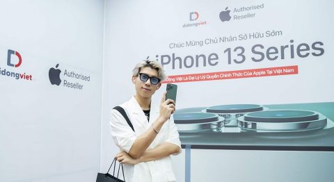 Ca sĩ Luke D trên tay iPhone 13 Pro Max màu Alpine Green tại Di Động Việt iPhone 13 Pro Max Xanh Lá