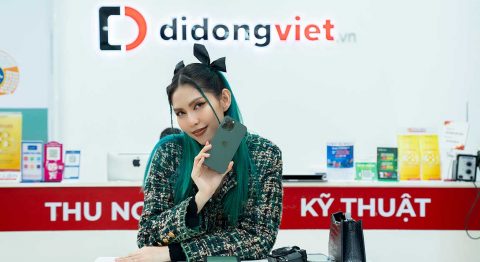 TyhD Thuỳ Dương tạo dáng cực xinh cùng iPhone 13 Pro Max phiên bản màu Xanh Lá tại Di Động Việt iPhone 13 Pro Max Xanh Lá Tyhd Thuỳ Dương