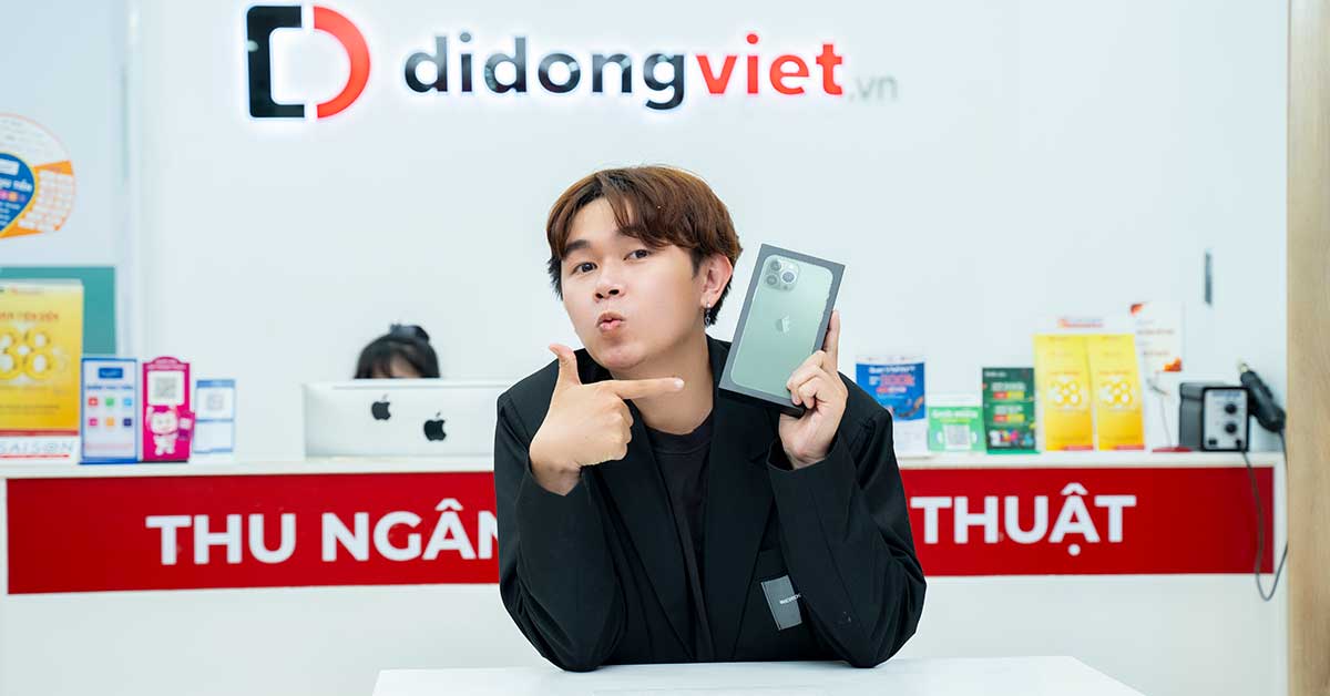Tiktoker Cáo Nhỏ dí dỏm bên chiếc iPhone 13 Pro Max màu xanh tại Di Động Việt