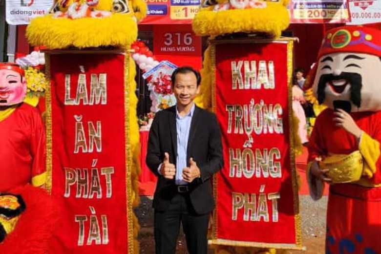 Di Động Việt tưng bừng khai trương cửa hàng 316 Hùng Vương, KP.3, Xuân Bình, Long Khánh, Đồng Nai. Nhiều ưu đãi hấp dẫn duy nhất ngày khai trương 28.08 12 Di Động Việt khai trương 316 Hùng Vương Long Khánh Đồng Nai