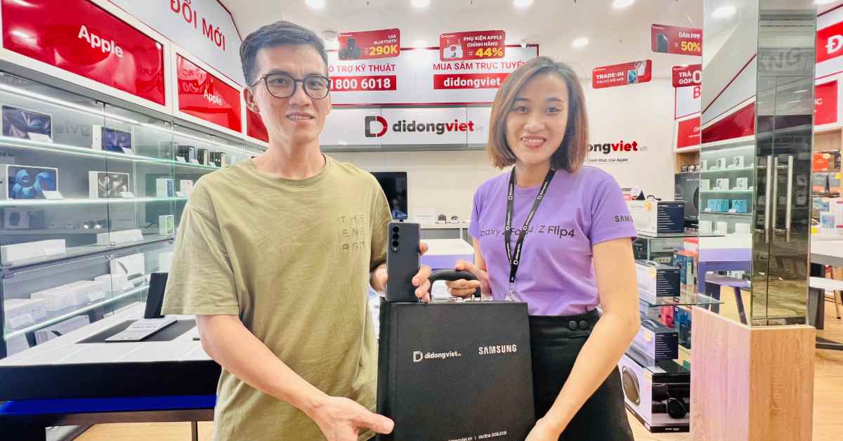 Những khách hàng đầu tiên sở hữu siêu phẩm Galaxy Z Flip4 và Z Fold4 trong đêm mở bán tại toàn bộ hệ thống Di Động Việt