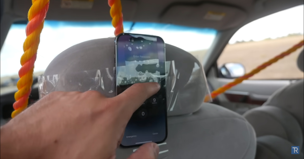 YouTuber điều khiển xe không người lái để test tính năng Crash Detection trên iPhone 14