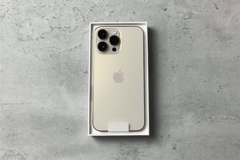 iPhone 14 Pro Max màu vàng cát đã trở lại và mạnh mẽ hơn bao giờ hết! Với những tính năng cải tiến và kiểu dáng hoàn hảo, nó đã trở thành chiếc điện thoại thông minh tuyệt vời nhất trong những năm qua. Hình ảnh này sẽ giúp bạn cảm nhận tất cả sức mạnh của nó!