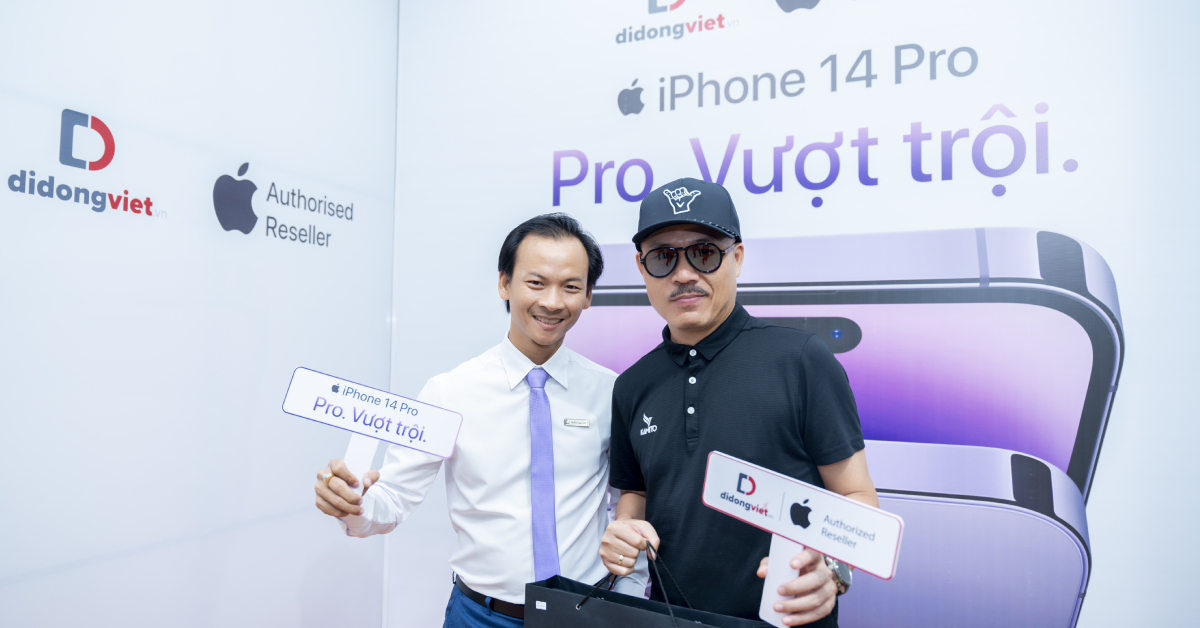 Nhạc sĩ Huy Tuấn ghé Di Động Việt ‘tậu’ ngay iPhone 14 Pro Max