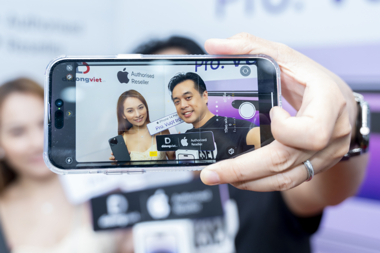 Vợ chồng nhạc sĩ Dương Khắc Linh - Sara Lưu vừa sắm iPhone 14 Pro Max