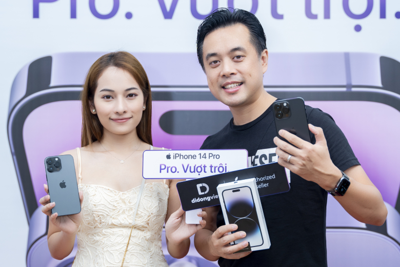 Vợ chồng nhạc sĩ Dương Khắc Linh - Sara Lưu vừa sắm iPhone 14 Pro Max