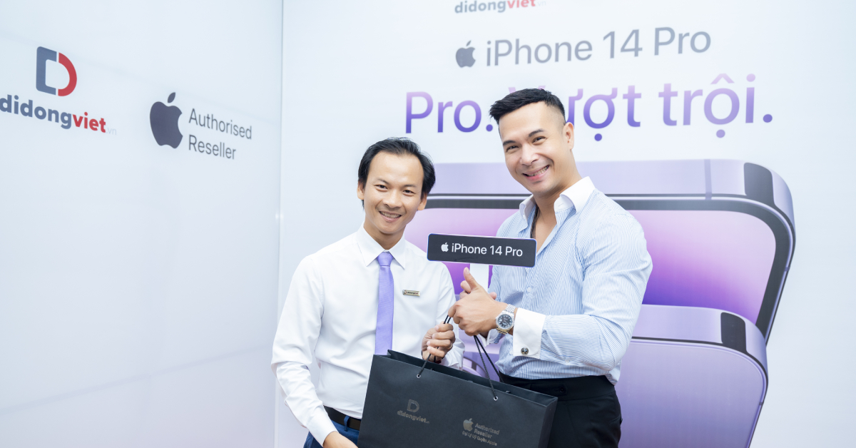 Ca sĩ Trương Thế Vinh chọn mua iPhone 14 Pro Max tại Di Động Việt