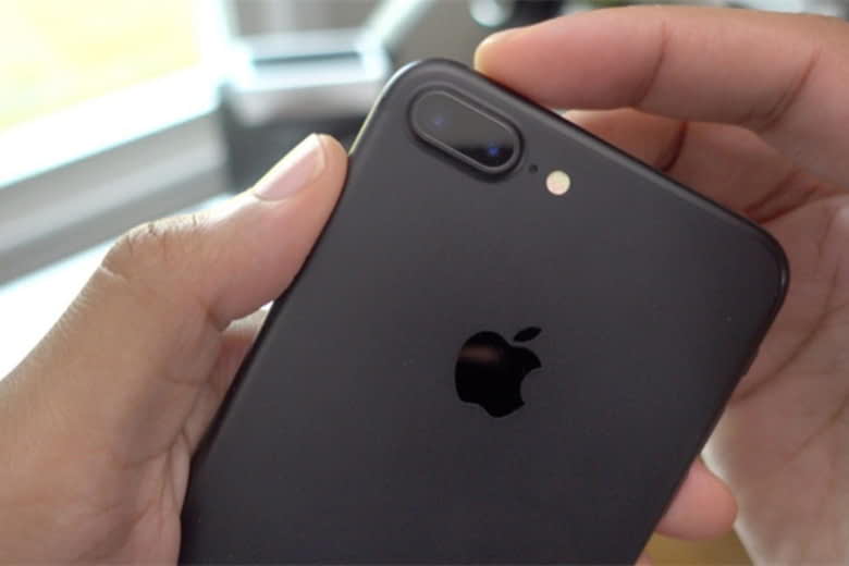 Màn hình iPhone bị chấm đen và cách sửa hiệu quả nhất