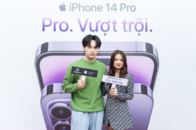 Ca sĩ Nguyễn Trần Trung Quân lên đời iPhone 14 Pro Max mới