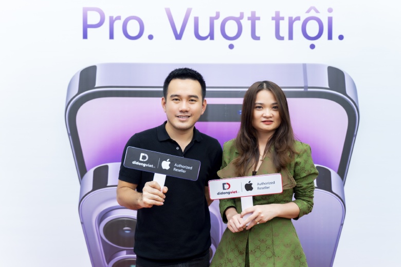 NTK Lê Thanh Hòa ghé Di Động Việt lên đời iPhone 14 Pro Max