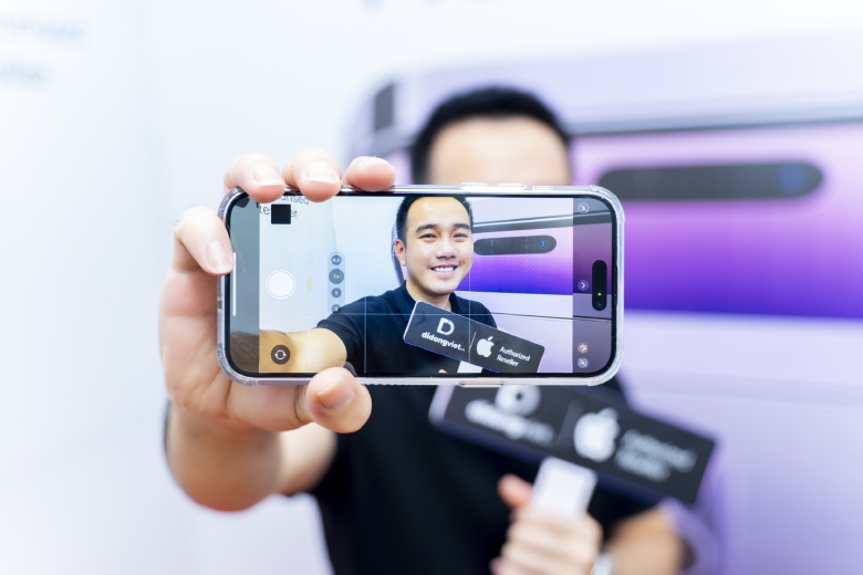 NTK Lê Thanh Hòa ghé Di Động Việt lên đời iPhone 14 Pro Max