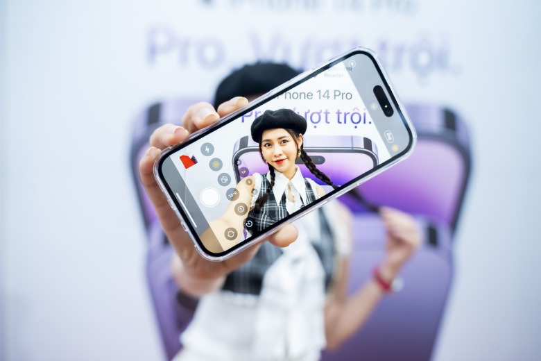 Hot Tiktoker Việt Phương Thoa vừa lên đời iPhone 14 Pro Max