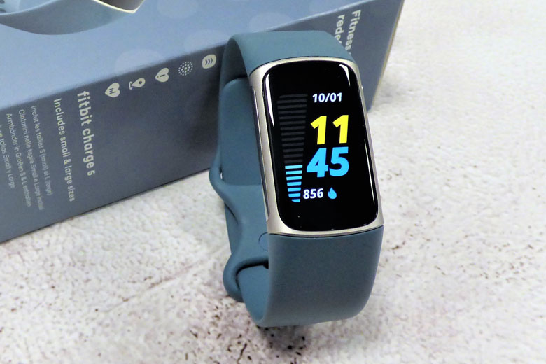 So sánh Galaxy Watch 4 vs Fitbit Charge 5