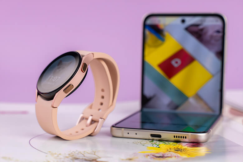 So sánh Galaxy Watch 4 vs Fitbit Charge 5