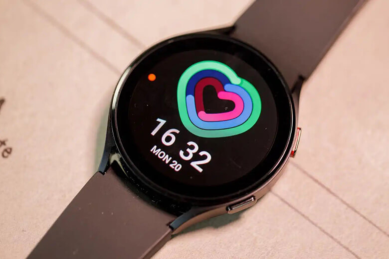 So sánh Galaxy Watch 4 vs Fitbit Charge 5