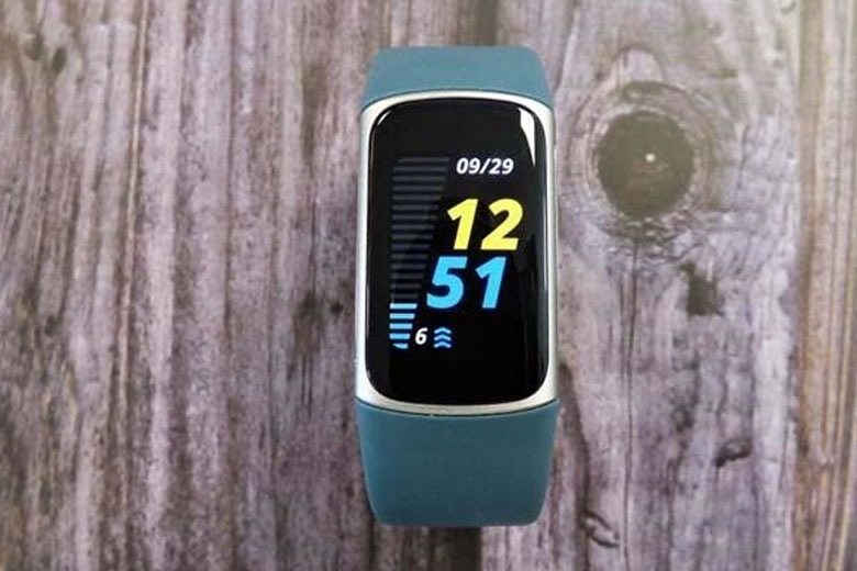 So sánh Galaxy Watch 4 vs Fitbit Charge 5