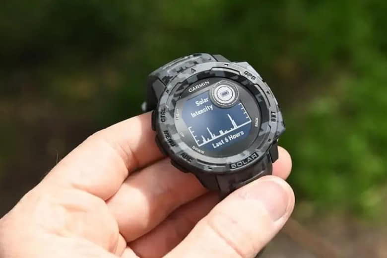 So sánh Garmin 245 và Instinct