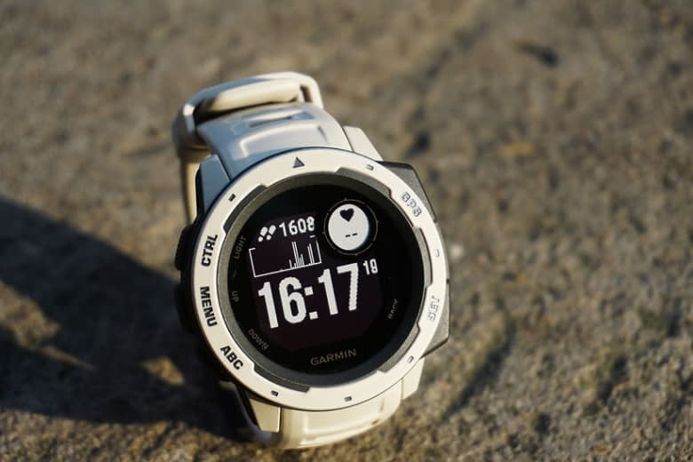 So sánh Garmin 245 và Instinct