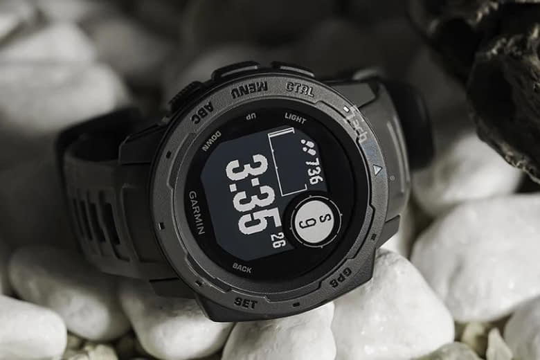 So sánh Garmin 245 và Instinct