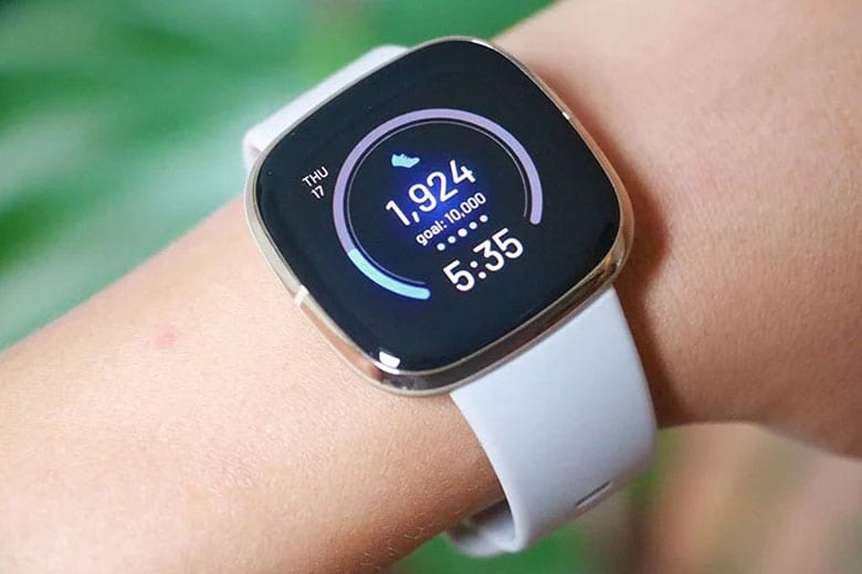 so sánh Samsung Galaxy Watch 4 vs Fitbit Sense