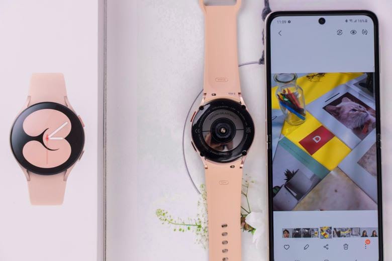 so sánh Samsung Galaxy Watch 4 vs Fitbit Sense