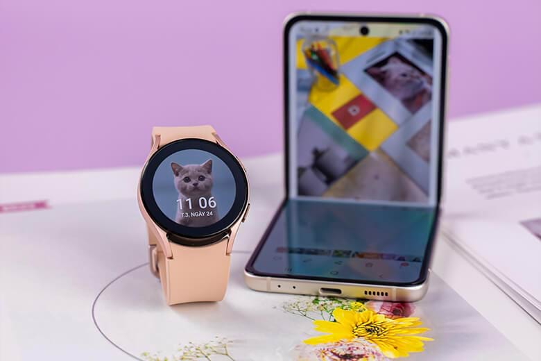 so sánh Samsung Galaxy Watch 4 vs Fitbit Sense