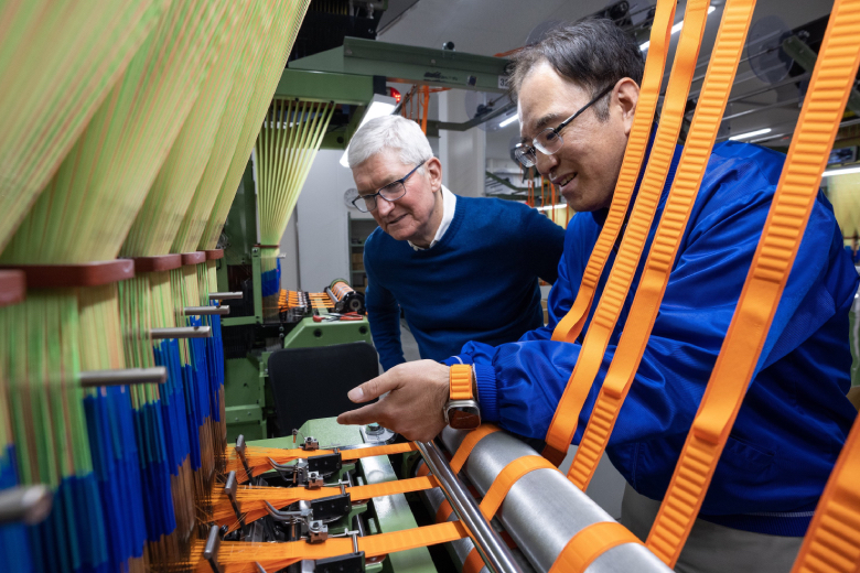 Tim Cook đến thăm nhà sản xuất dây đeo Apple Watch Ultra & Paralympians trước khi rời Nhật Bản
