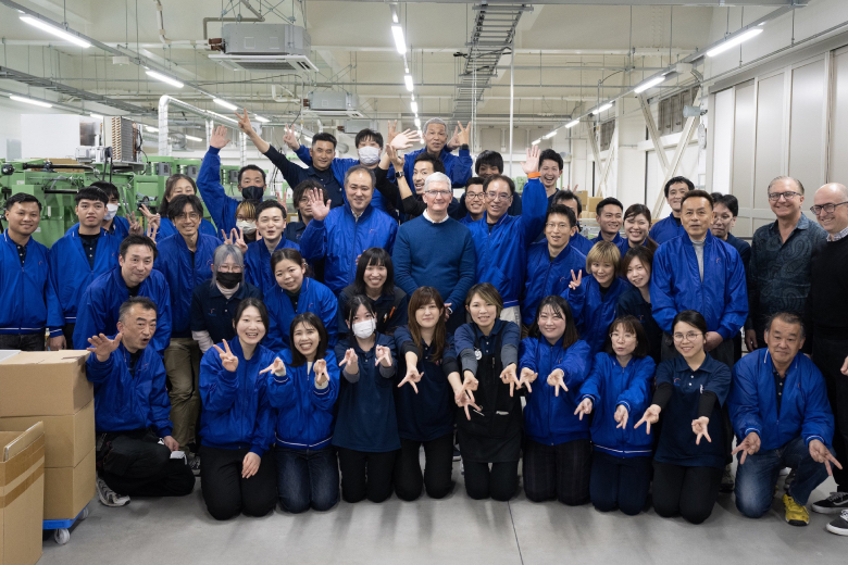 Tim Cook đến thăm nhà sản xuất dây đeo Apple Watch Ultra & Paralympians trước khi rời Nhật Bản
