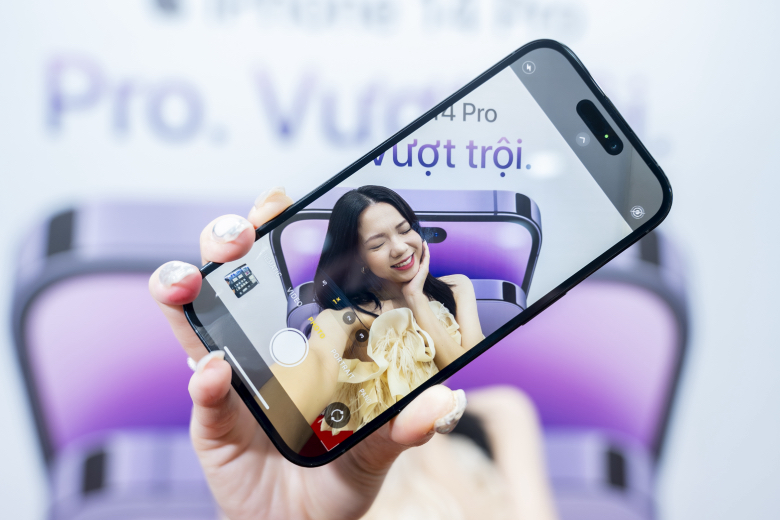 Hot Tiktoker Trương Nhã Dinh vừa lên đời iPhone 14 Pro Max