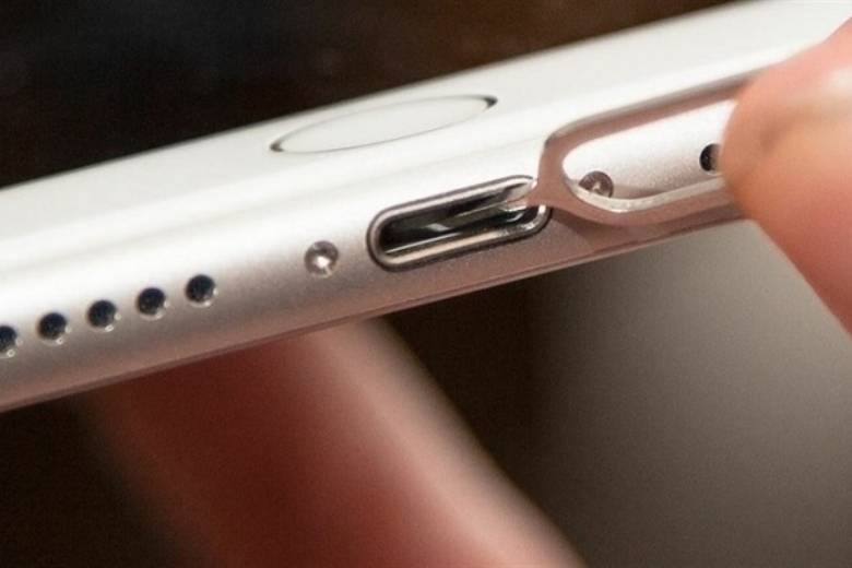 Cách khắc phục iPhone sạc không vào pin bằng vệ sinh cổng sạc