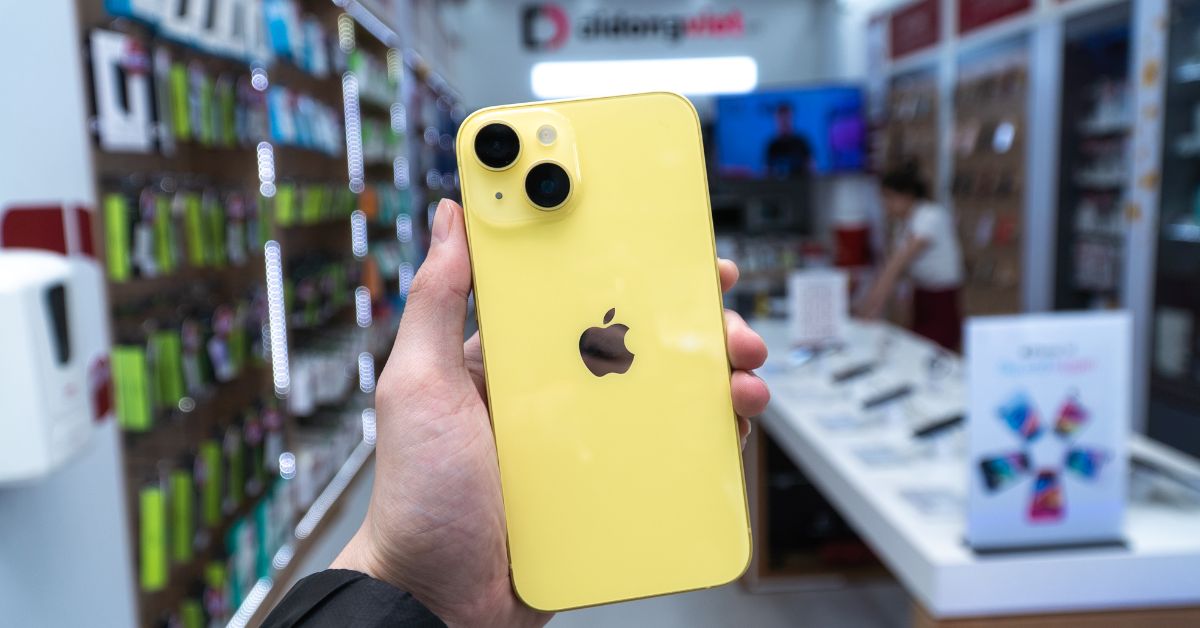 Trên tay iPhone 14 màu vàng – siêu phẩm mới cực kỳ “chanh sả”