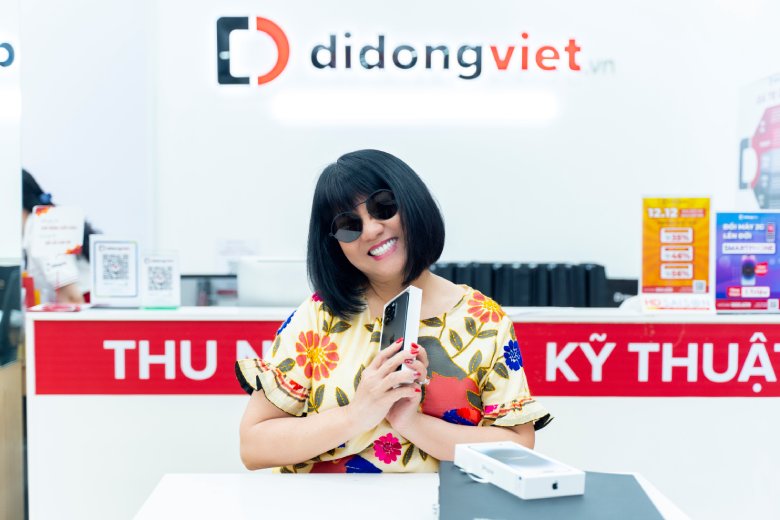 Ca sĩ Cẩm Vân sắm iphone 14 pro max tại Di Động Việt