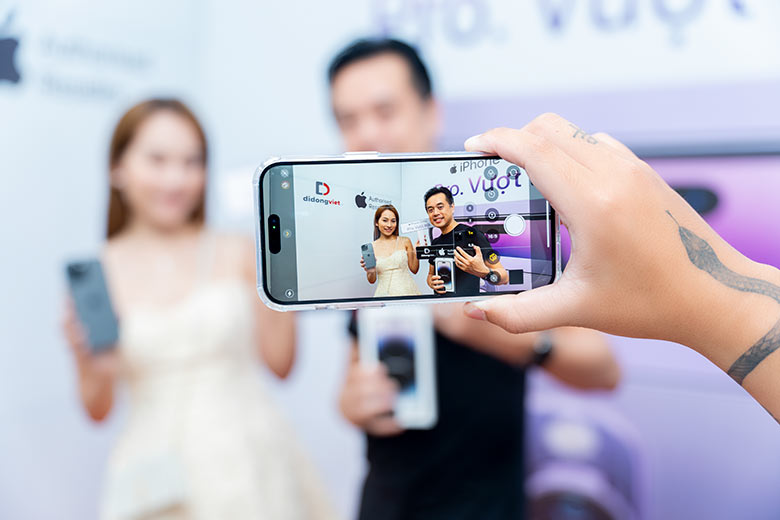 Nhạc sỹ Dương Khắc Linh cùng bà xã sắm iPhone 14 Pro Max tại Di Động Việt 3 Duong khac linh 2