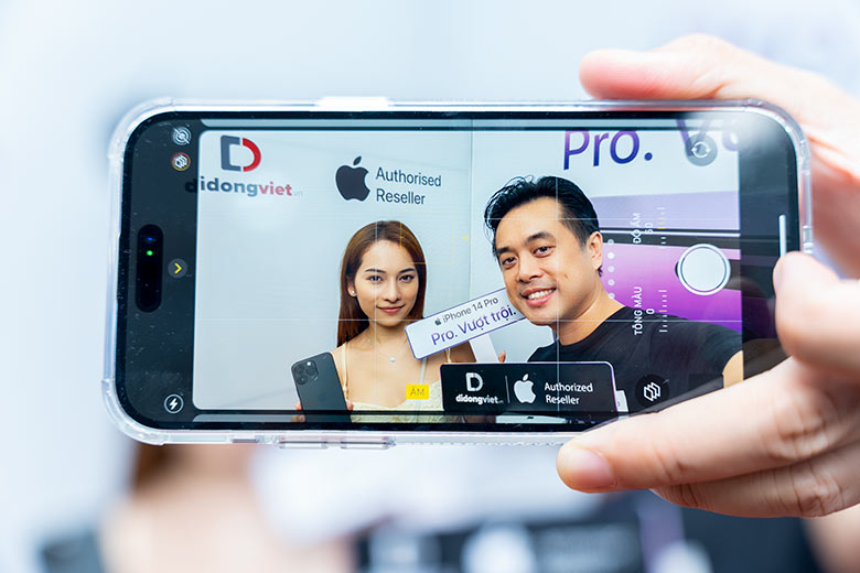 Nhạc sỹ Dương Khắc Linh cùng bà xã sắm iPhone 14 Pro Max tại Di Động Việt 4 Duong khac linh 3