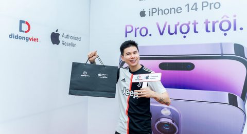 Ca sĩ Hoàng Tôn hào hứng trên tay iPhone 14 Pro Max tại Di Động Việt