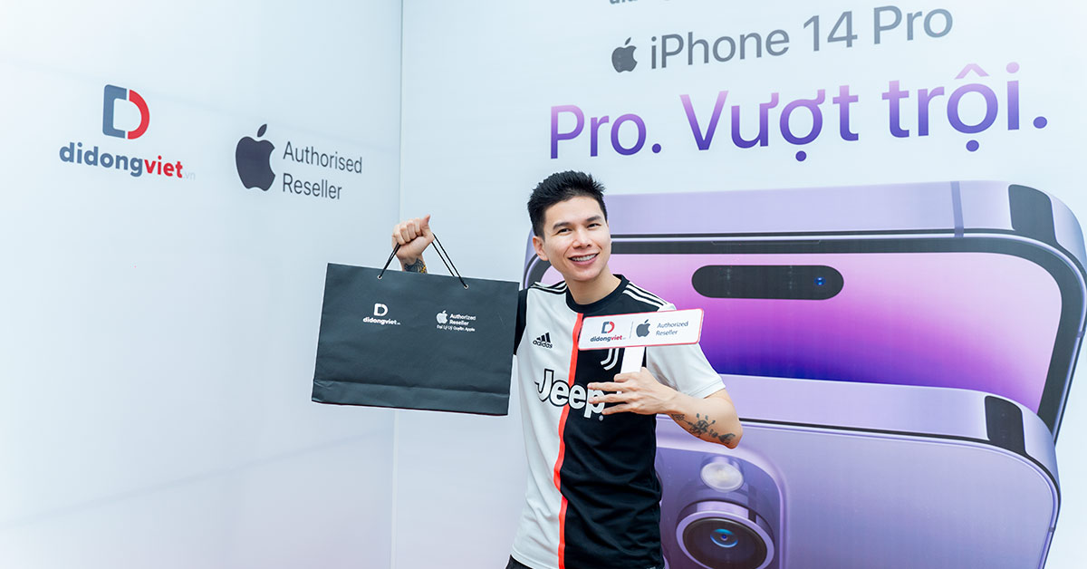 Ca sĩ Hoàng Tôn hào hứng trên tay iPhone 14 Pro Max tại Di Động Việt