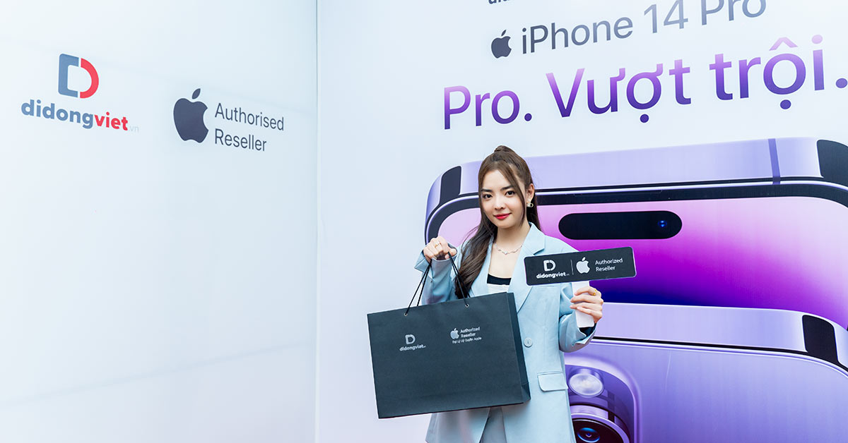 Tiktoker Thanh Trúc tạo dáng xinh đẹp bên iPhone 14 Pro Max