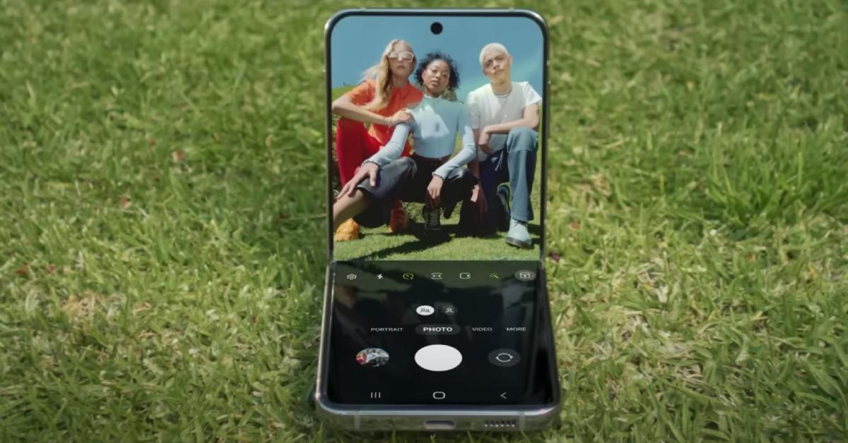 Samsung tung video ngắn về Z Flip4 khẳng định vị thế “ông vua điện thoại gập”?
