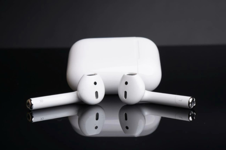 airpods gen 1 6 years old 4