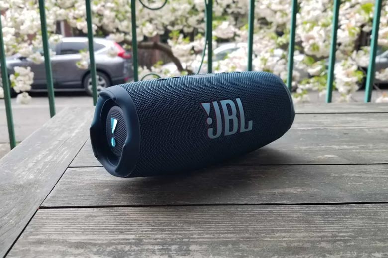 JBL Partybox On The Go và JBL Charge 5 