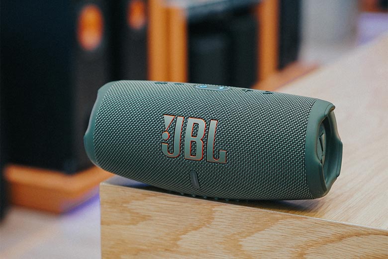 JBL Partybox On The Go và JBL Charge 5 