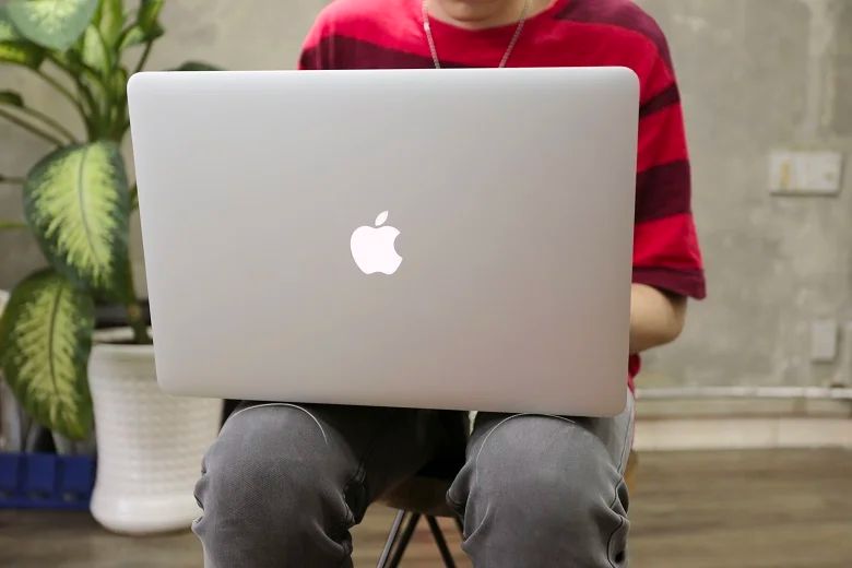 Sinh viên nên mua MacBook hay Laptop
