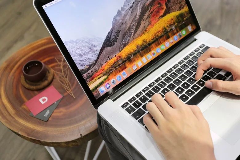 Sinh viên nên mua MacBook hay Laptop
