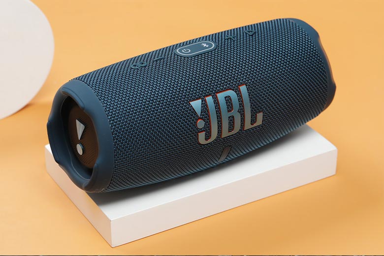 so sánh JBL Charge 5 và Pulse 4
