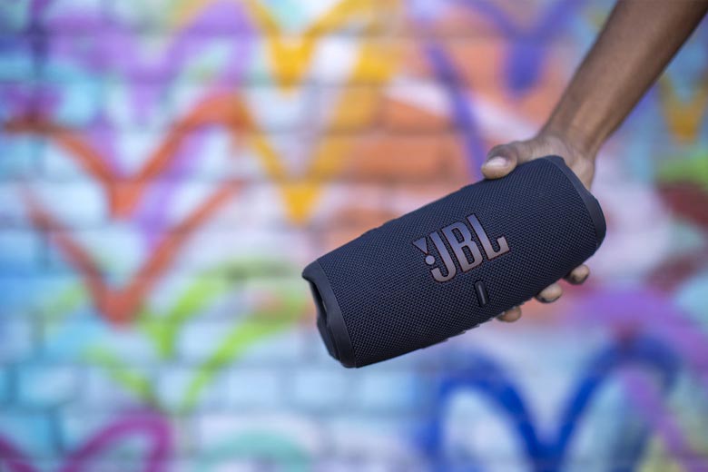 so sánh JBL Charge 5 và Pulse 4
