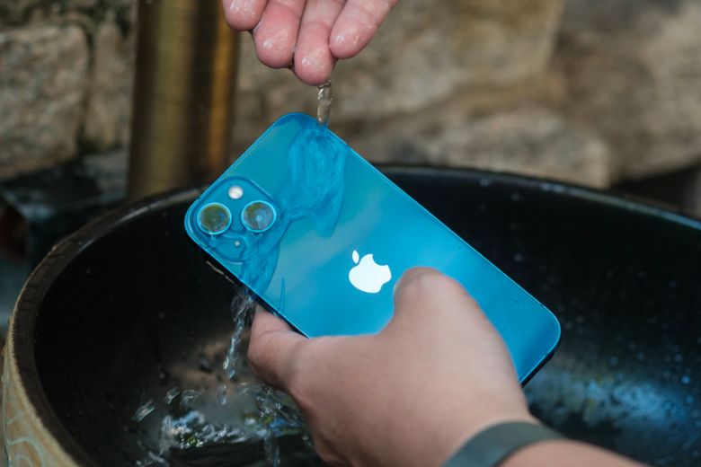 iPhone 13 với chống thấm nước không
