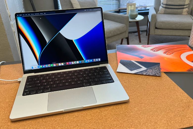 Macbook Air M2 và Macbook Pro 14 inch
