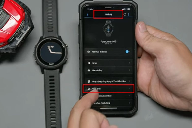 Truy cập vào ứng dụng Garmin Connect trên điện thoại của bạn, hãy chọn Thiết bị rồi chọn Giao diện