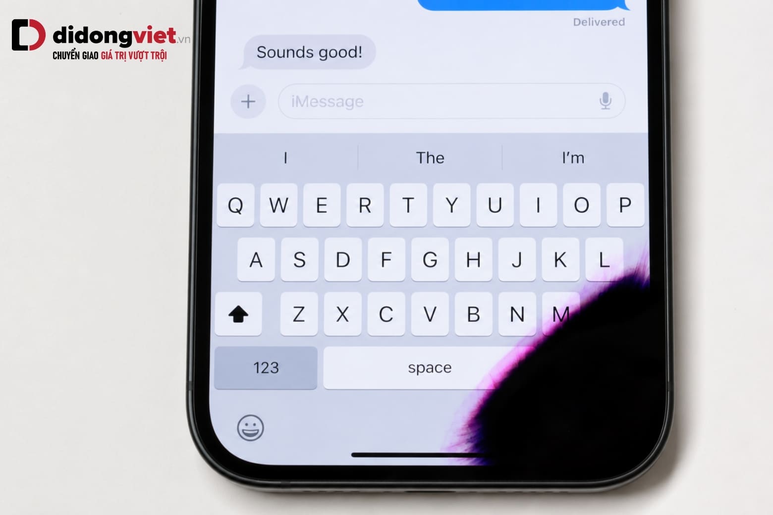 Màn iPhone chảy mực: Sự thật kỹ thuật và bài toán sửa chữa hay thu cũ lên đời 5 Cận cảnh màn iphone chảy mực góc dưới hiển thị đốm đen lớn kèm viền ám tím